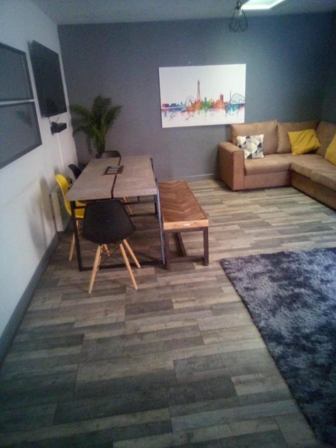 Town Center Large 2 Bedroom Apartment- Sleeps Up To 6 - Dogs Welcome - 2 Minutes From Train Station Blackpool Exteriér fotografie