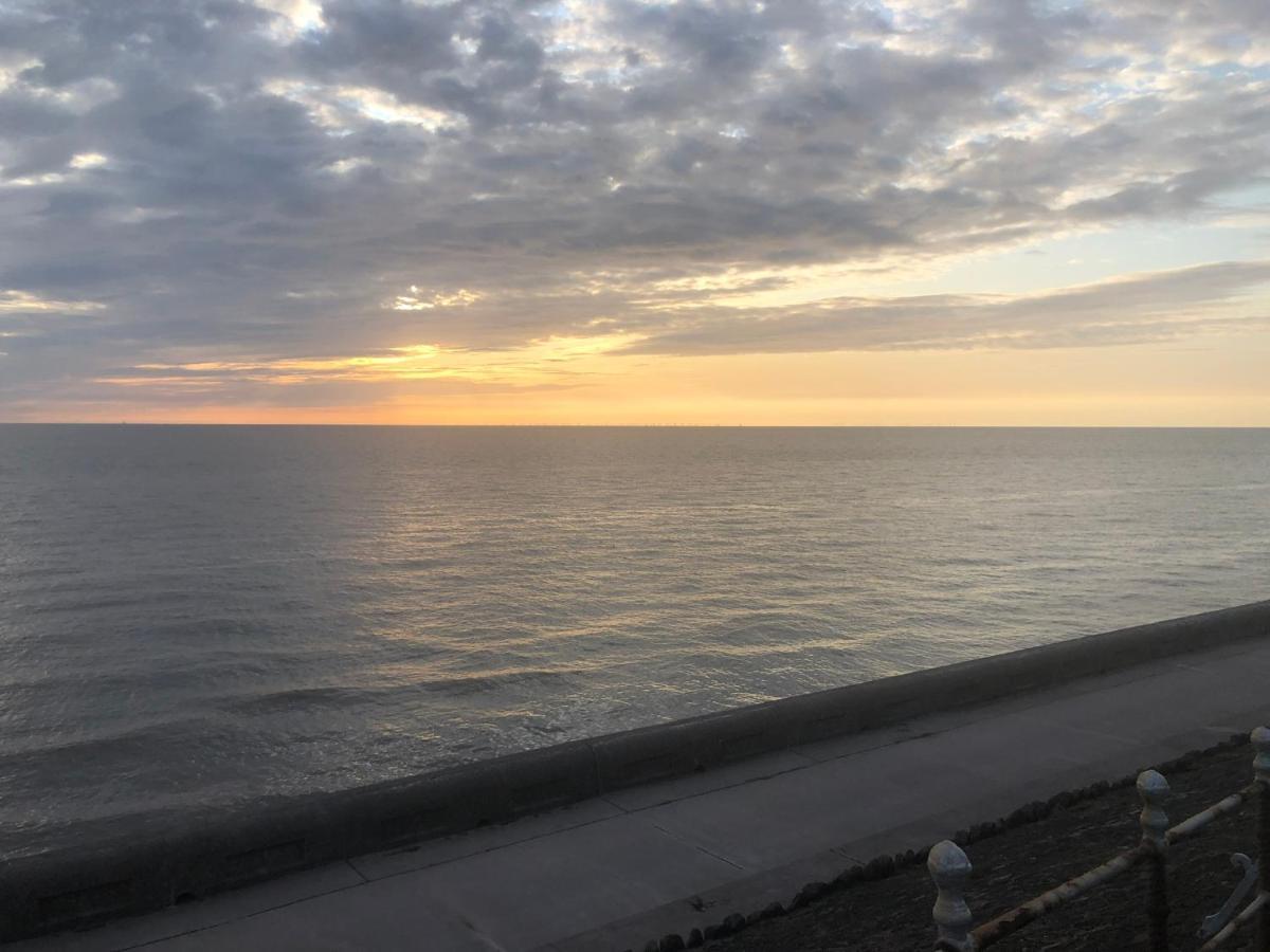 Town Center Large 2 Bedroom Apartment- Sleeps Up To 6 - Dogs Welcome - 2 Minutes From Train Station Blackpool Exteriér fotografie