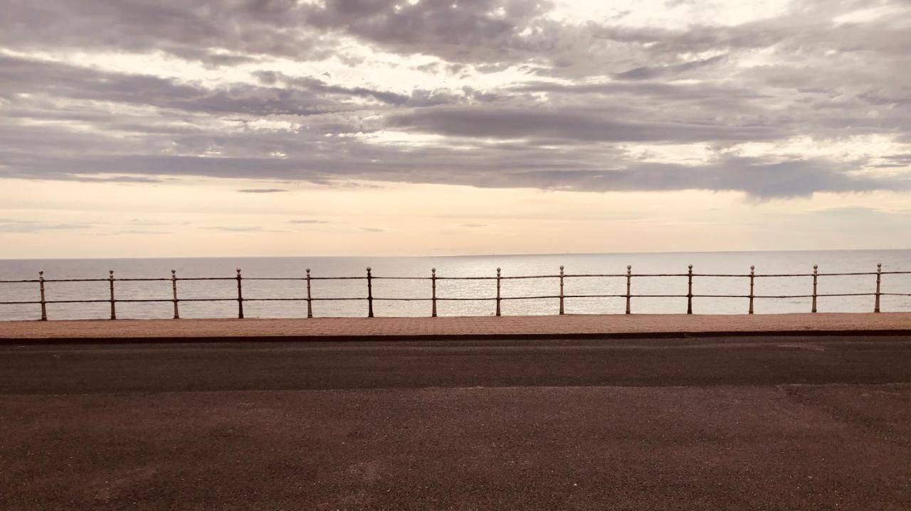 Town Center Large 2 Bedroom Apartment- Sleeps Up To 6 - Dogs Welcome - 2 Minutes From Train Station Blackpool Exteriér fotografie